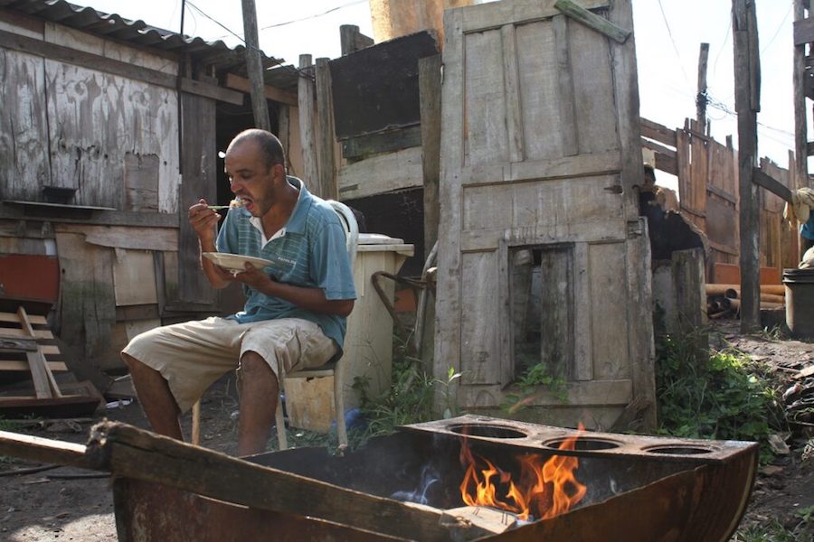 Jornal da Unesp | Com falta de renda, moradores usam lenha para cozinhar em  favelas da Grande SP
