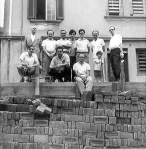 Zimerman (segundo, ao topo) com colegas do Instituto durante obras de expansão do antigo prédio, em 1971